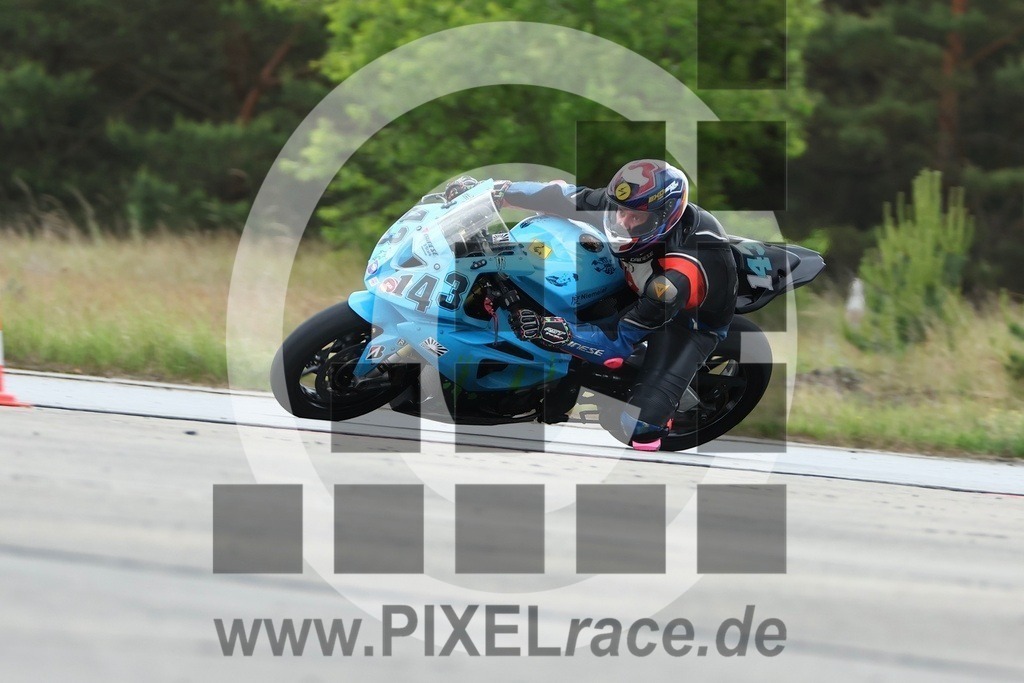 0143-20250608_10470 | Schöne Erinnerungen an spannende Momente - das festzuhalten ist unser Job. PIXELrace.de ist seit 2003 auf den Rennstrecken Europas unterwegs um die Action draußen beim Fahren und die wunderbare Stimmung imm Fahrerlager für euch einzufangen.