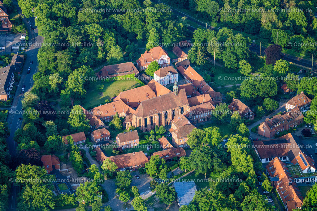 Lüneburg_Kloster_Luene_ELS_9891050623 | LüNEBURG 05.06.2023 Gebäudekomplex des ehemaligen Klosters " Kloster Lüne " an der Straße Lüner Kirchweg in Lüneburg im Bundesland Niedersachsen, Deutschland. // Building complex of the former monastery " Kloster Luene " on street Luener Kirchweg in Lueneburg in the state Lower Saxony, Germany. Foto: Martin Elsen