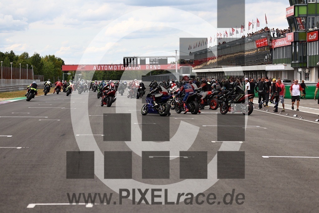 startendurance-20250830_07320 | Schöne Erinnerungen an spannende Momente - das festzuhalten ist unser Job. PIXELrace.de ist seit 2003 auf den Rennstrecken Europas unterwegs um die Action draußen beim Fahren und die wunderbare Stimmung imm Fahrerlager für euch einzufangen.