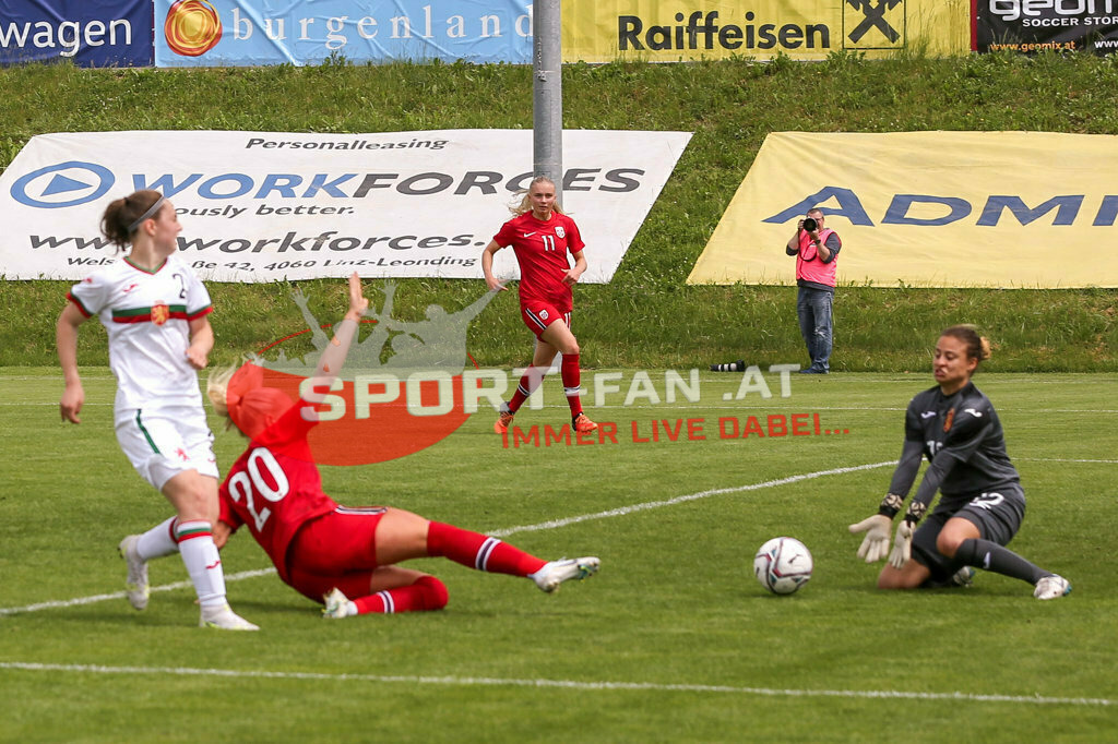 Norwegen U19  Bulgarien U19 | Yoana Stankova (BUL #2) Cathinka Cecilie Friis Tandberg (Norway #20) Milena Karakoleva (BUL #12) ; Norwegen U19  Bulgarien U19 am 13.05.2022 in Wels
(Huber Arena), AUSTRIA, (Photo by Ernst Krawagner sport-fan.at) - Realisiert mit Pictrs.com