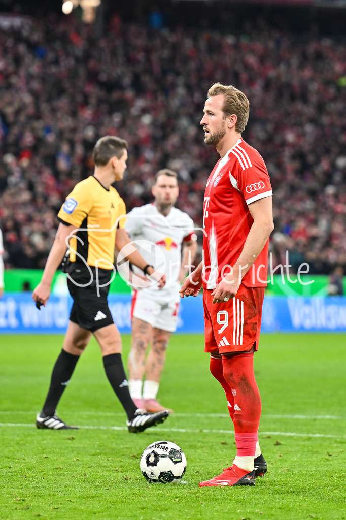 FC Bayern München - RB Leipzig | MUNICH, GERMANY - 11. FEBRUARY: am Ball beim Elfmeter vor dem 1-0 - Harry KANE (FC Bayern Munich 9) / Einzelfoto / Freisteller während dem Spiel zwischen dem FC Bayern München und RB Leipzig beim Viertelfinale des DFB-Pokales in der Allianz Arena