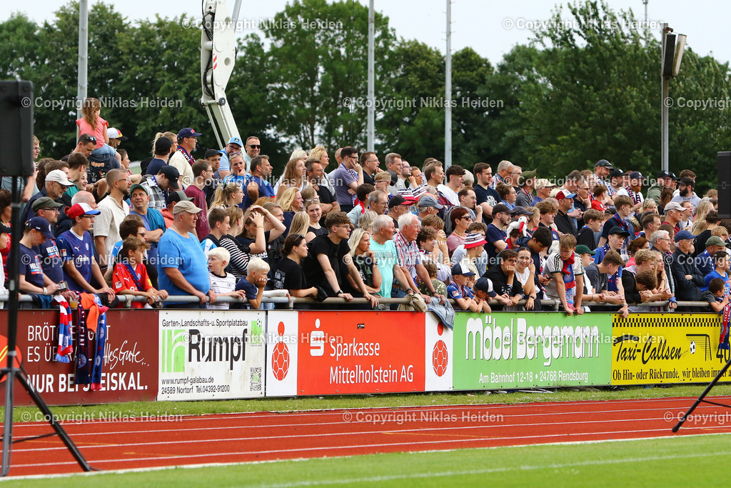 NH_HolsteinKiel_B93Kopenhagen_Testspiel_06072024 | Fans von Holstein Kiel beim Testspiel gegen B.93 Kopenhagen.Fußball I Herren I Testspiel I Saison 2024-2025 I Holstein Kiel - B.93 Kopenhagen I 06.07..2024 I Sportplatz Nobiskrug