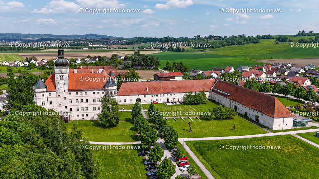 Hartheim_ Lern- und Gedenkschloss_ 07.05.2025-48 | 07.05.2025, Hartheim, AUT, Lern- und Gedenkort, Schloss Hartheim, im Bild Schloss Hartheim, Toetungsanstalt der Nazionalsozialisten waehrend des 2. Weltkrieg, NS-Zeit, Holocaust, Euthanasie, Psychiatrie, Gedenkstaette, KZ-Haeftlinge, Menschen mit Behinderung, Verbrechen, Weg der Vielfalt, gegen Vergessen