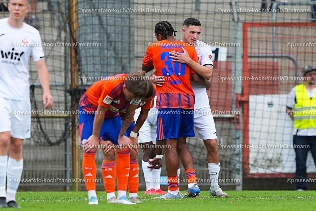 xYDR20072501118 | 20.07.2025, xydrx, Fußball, Rot Weiss Ahlen - FC Schalke 04, Testspiel, Wersestadion: Anton Donkor (FC Schalke 04 #30) und Emro Curic (Rot Weiss Ahlen #7) klatschen sich nach dem 3:0 SIeg für Schalke ab