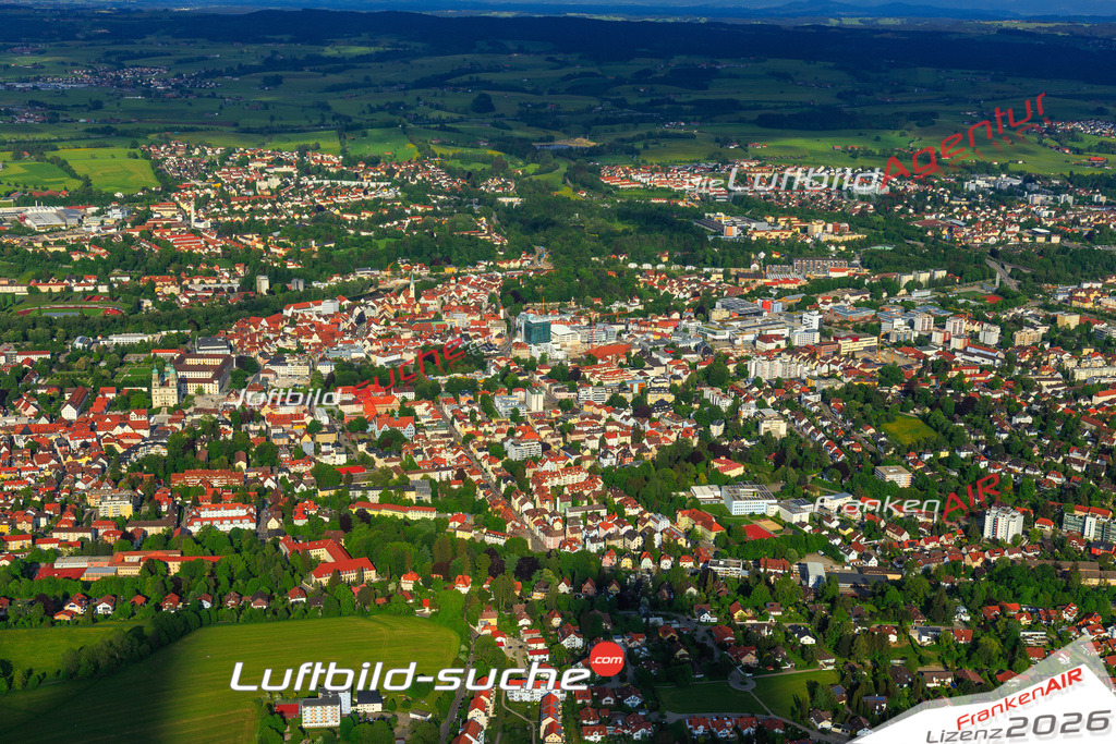 Die Luftaufnahme der Stadt Kempten Allgäu wurde vom UL-Flugzeug heraus erstellt ( keine Drohne )- hohe Auflösung für beste Qualität