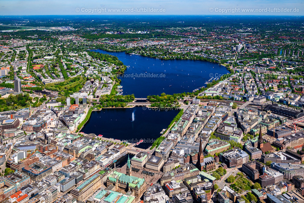 Hamburg_Mitte_Alster_ELS_5206010525 | HAMBURG 01.05.2025 Altstadtbereich und Innenstadtzentrum mit Binnenalster und Außenalster in Hamburg, Deutschland. // Old town area and inner city center with Binnenalster and Aussenalster in Hamburg, Germany. Foto: Martin Elsen