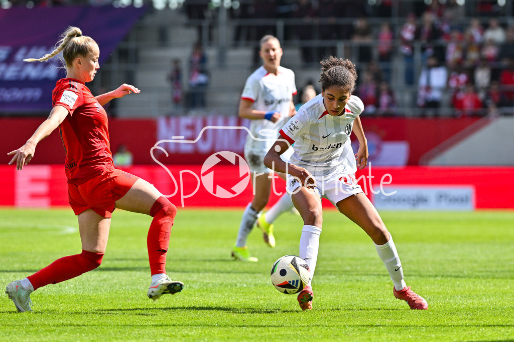 FC Bayern München - SC Freiburg | im Duell Giulia GWINN (FCB #7) und Cora ZICAI (SC Freiburg 28) / Zweikampf / Frauen Bundesliga: FC Bayern Muenchen - SC Freiburg, FC Bayern Campus am 27.04.2025