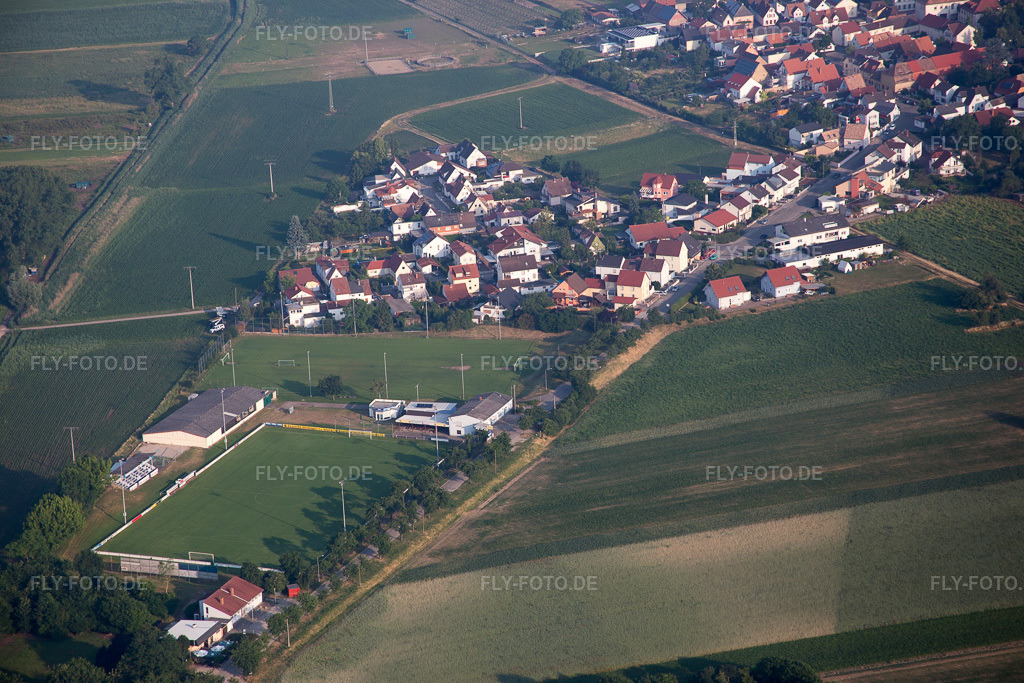 Luftbild: Sportplatz TuS 1914 eV im Ortsteil Mechtersheim in Römerberg im Bundesland Rheinland-Pfalz in Deutschland. Foto: IMG_080536.jpg vom 12.06.2015 durch Werner Riehm/FLY-FOTO.de