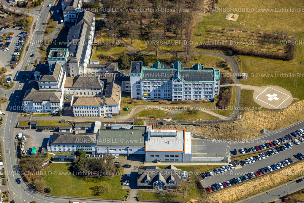 Meschede250304897 | Luftbild, St. Walburga-Krankenhaus mit Hubschrauberlandeplatz, Meschede-Stadt, Meschede, Sauerland, Nordrhein-Westfalen, Deutschland