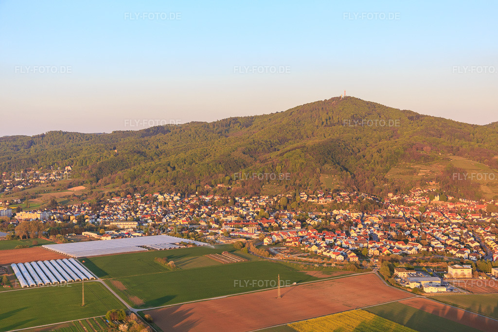 Luftbild: Ortsansicht zu Füßen des Melibokus in Zwingenberg im Bundesland Hessen in Deutschland. Foto: IMG_077841.jpg vom 23.04.2015 durch Werner Riehm/FLY-FOTO.de