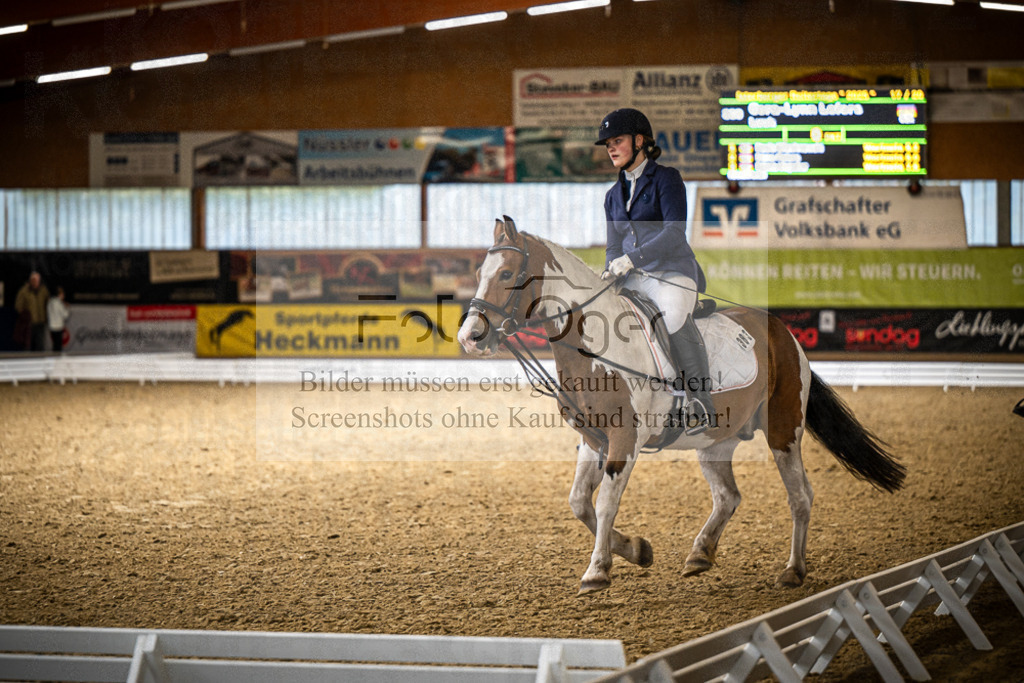 DOS_2181 | Entdecke hochwertige Reitturnierfotos von Foto Oger. Professionell, emotional und authentisch – jetzt Lieblingsmomente im Shop bestellen.Deutschlandweite Turnierfotografie. - Realisiert mit Pictrs.com