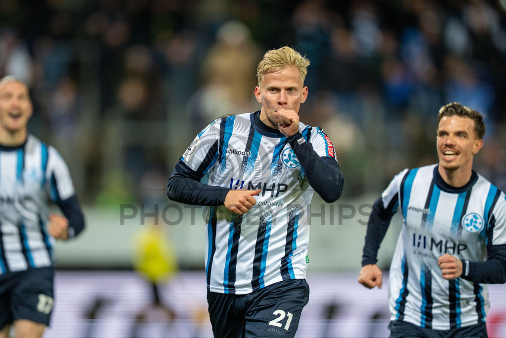 SV Stuttgarter Kickers vs. SGV Freiberg, Fussball, WFV-Pokal, Viertelfinale, 17.03.2026 | Per Lockl (SV Stuttgarter Kickers, #21) jubelt nach seinem Treffer zum 2:1 mit Christian Mauersberger (SV Stuttgarter Kickers, #38) und deutet Nachwuchs an,SV Stuttgarter Kickers vs. SGV Freiberg, Fussball, WFV-Pokal, Viertelfinale, 17.03.2026Foto: photosbyphips/Philip Ziegler