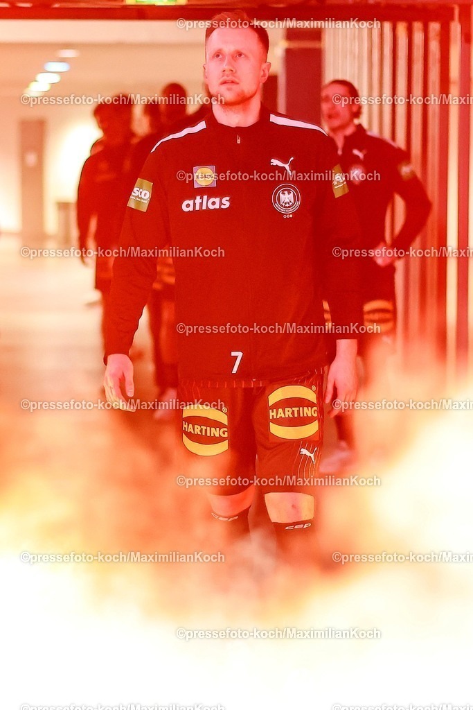 DHB15032502159 | 15.03.2025, Handball Ländespiel, EM-Qualifikation, Deutschland - Österreich, ZAG Arena Hannover: Luca Witzke (GER #7) betritt das Spielfeld durch eine Lichtershow