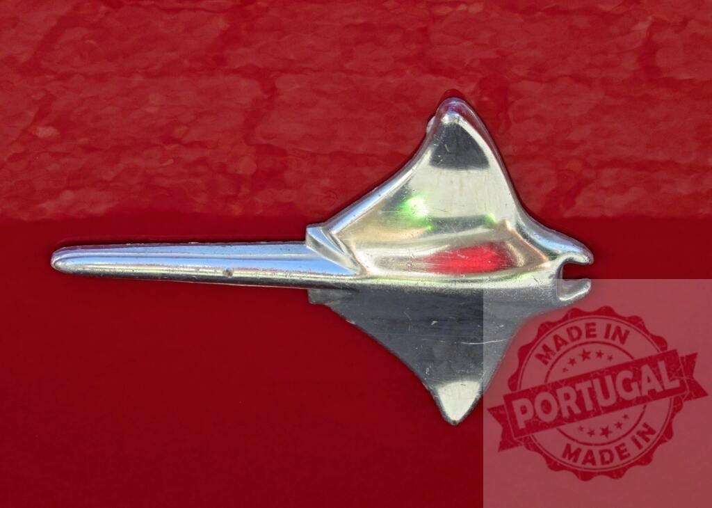 Plymouth hood ornament reflecting surrounding environment on red car body | Shiny chrome Plymouth hood ornament reflecting surrounding environment on a red car body - Realisiert mit Pictrs.com