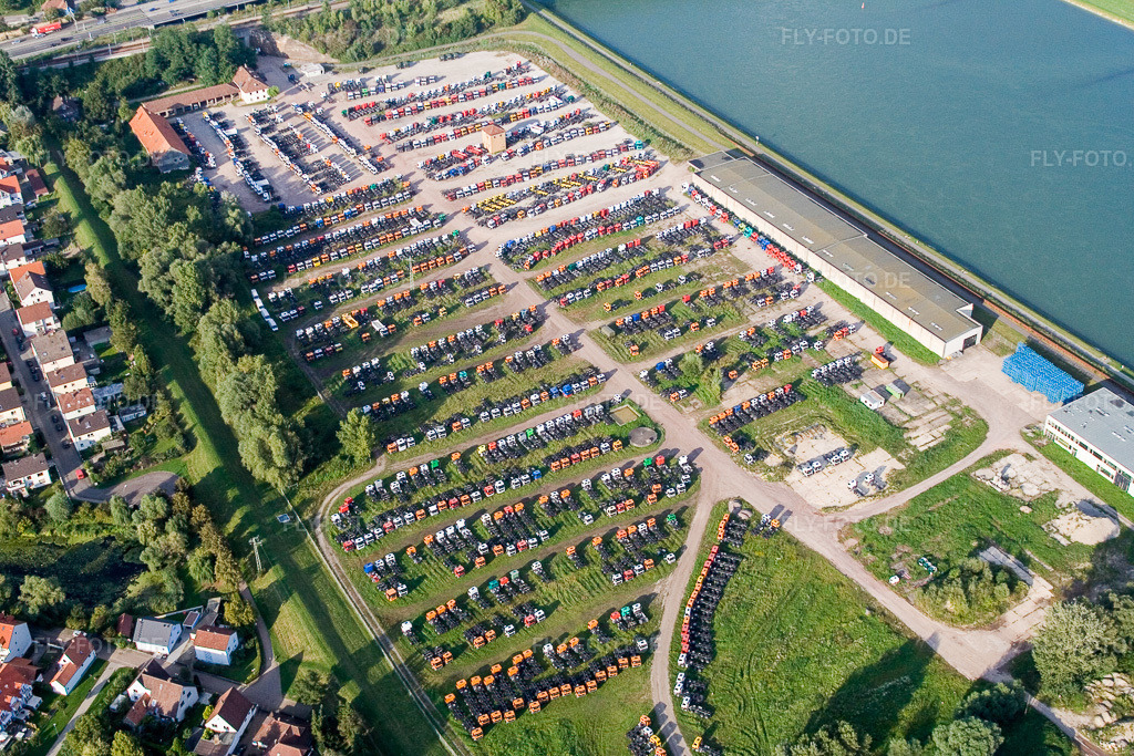Luftbild: Lagerfläche für Daimler-LKW im Gewerbegebiet am Rhein im Ortsteil Maximiliansau in Wörth im Bundesland Rheinland-Pfalz in Deutschland. Foto: IMG_7880.jpg vom 12.09.2007 durch Werner Riehm/FLY-FOTO.de
