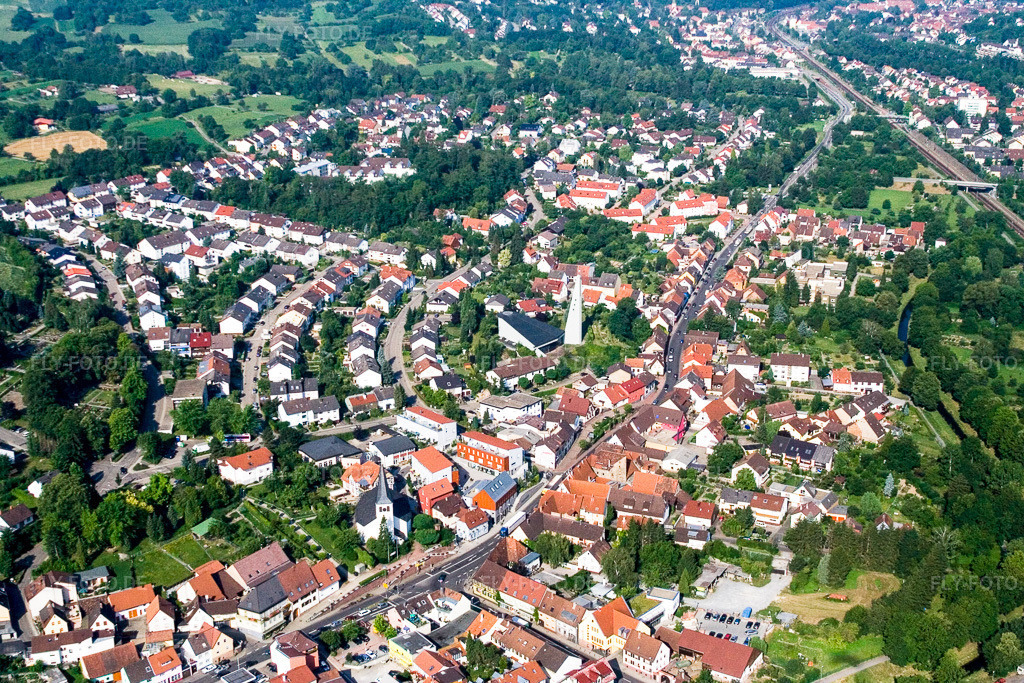 Luftbild: Pfinztal-Berghausen, im Ortsteil Berghausen in Pfinztal im Bundesland Baden-Württemberg in Deutschland. Foto: IMG_3456.jpg vom 21.07.2006 durch Werner Riehm/FLY-FOTO.de