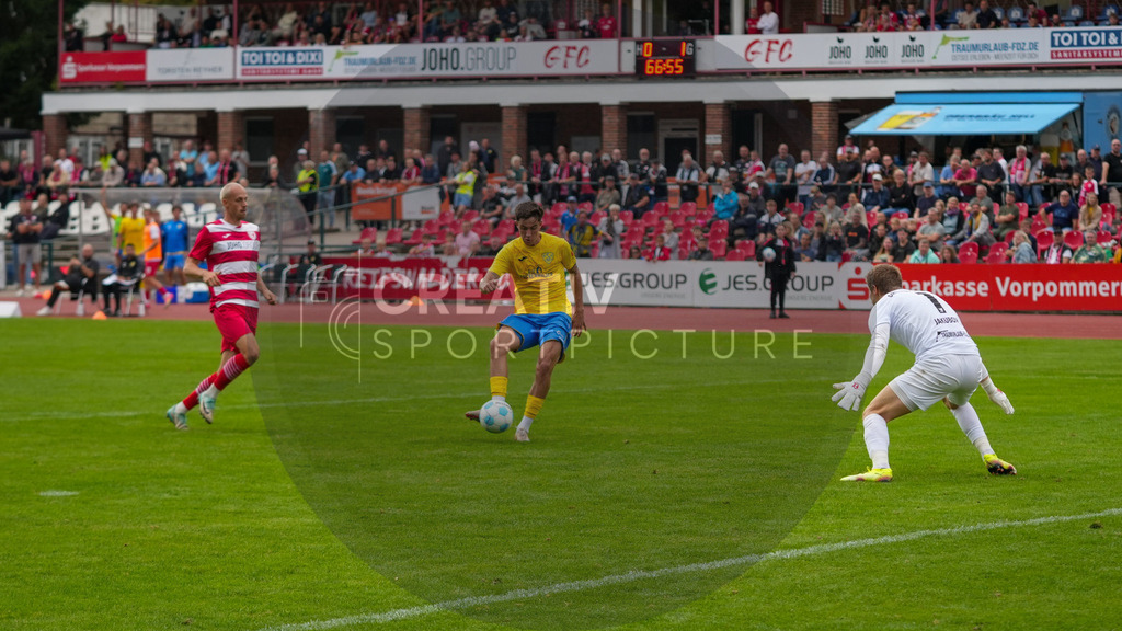 Fußball, Herren, Saison 2025/2026, Regionalliga Nordost, 9. Spieltag, Greifswalder FC vs. FSV 63 Luckenwalde, Sonntag 21.09.2025, Volksstadion Greifswald, | Fußball, Herren, Saison 2025/2026, Regionalliga Nordost, 9. Spieltag, Greifswalder FC vs. FSV 63 Luckenwalde, Sonntag 21.09.2025, Volksstadion Greifswald, Im Bild: Mike Bachmann (m. Luckenwalde) trifft zur 0:2 Führung. - Realisiert mit Pictrs.com
