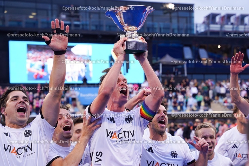 xydrx16082503081 | 16.08.2025, xydrx, Herren EuroHockey Championship 2025, Finale, Niederlande - Deutschland, Sparkassenpark Mönchengladbach: Gonzalo Peillat (GER #16) Mats Grambusch (GER #3) und Malte Hellwig (GER #29) strecken den Pokal in den Himmel, jubeln über den Sieg im Finale