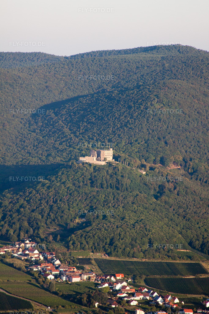 Luftbild: Hambacher Schloss im Ortsteil Hambach an der Weinstraße in Neustadt im Bundesland Rheinland-Pfalz in Deutschland. Foto: IMG_44355.jpg vom 20.08.2011 durch Werner Riehm/FLY-FOTO.de