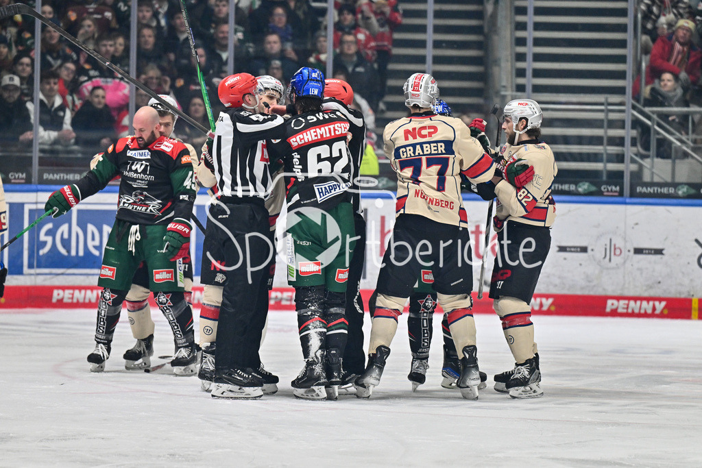 Augsburger Panther - Nürnberg Ice Tigers | ein heisses Duell zwischen Augsburg und Nuernberg / fight / kampf / DEL: Augsburger Panther - Nuernberg Ice Tigers, Curt Frenzel Stadion am 03.01.2025