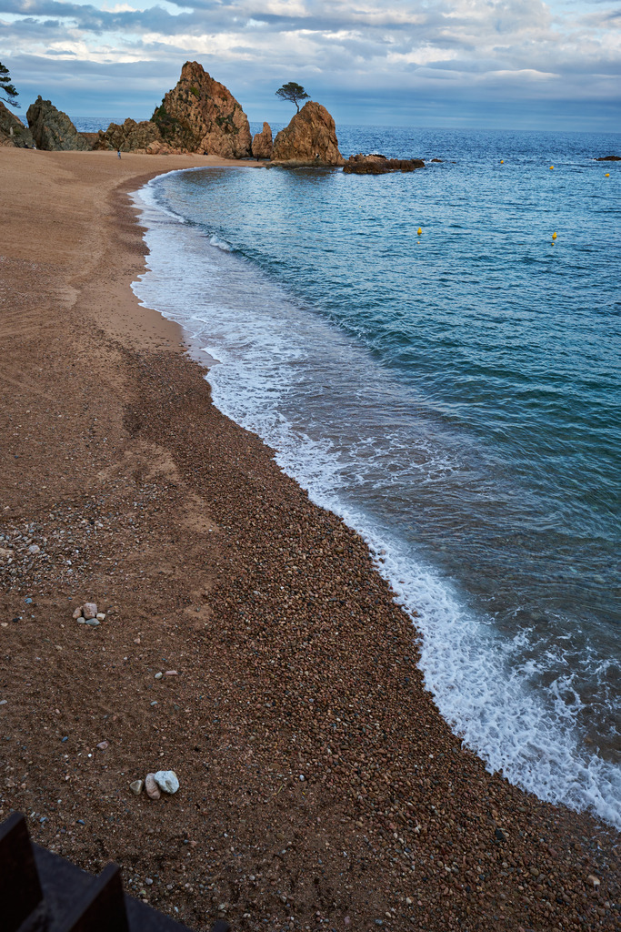 Küstenlandschaft der Costa Brava im Abendlicht | Tossa de Mare, Frankreich - May 14, 2024: Küstenlandschaft der Costa Brava im Abendlicht. - Realisiert mit Pictrs.com