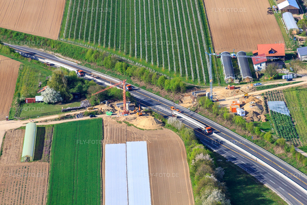 Luftbild: Erneuerung einer Brücke für einen Feldweg über die A65 in Kandel im Bundesland Rheinland-Pfalz in Deutschland. Foto: IMG_39373.jpg vom 09.04.2011 durch Werner Riehm/FLY-FOTO.de