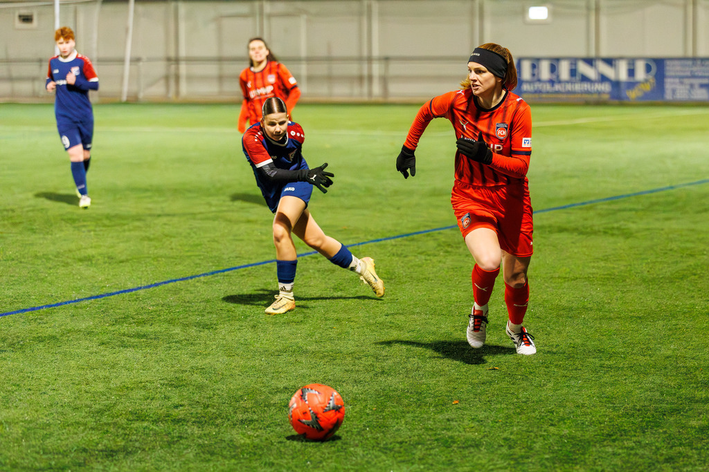 FCHFCE_251121_0418 | 1.FC Heidenheim 1846 II vs. FC Ellwangen II, Fußball, Frauen, Bezirksliga, 2025/2026, 10. Spieltag, 22.11.2025 in Heidenheim, Kunstrasen b. Voith-Arena West, Flutlichtspiel(Foto: Michael Bulling) - Realisiert mit Pictrs.com