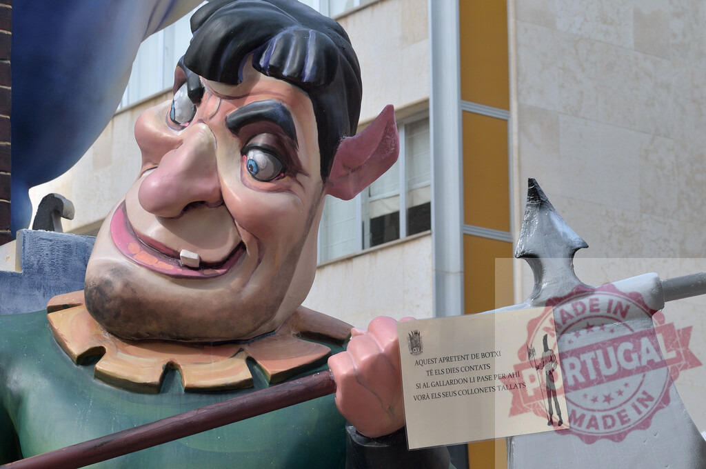 Fallas festival ninot street sculpture in Valencia, Spain | Ninot figure representing an executioner with an axe, part of the Fallas festival in Valencia - Realisiert mit Pictrs.com