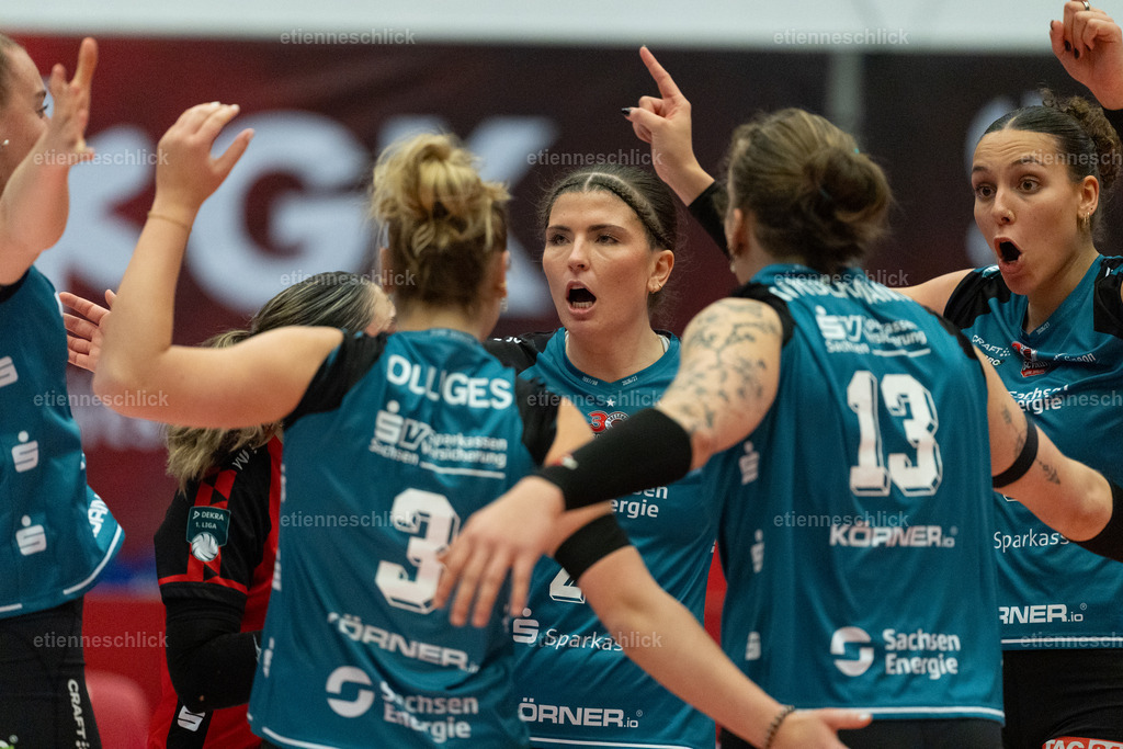 Dresdner SC - Binder Blaubären TSV Flacht, DEKRA 1. Bundesliga Frauen, Volleyball | Im Bild: Teamkreis Lena Olliges (3, Dresdner SC), Mackenzie Foley (23, Dresdner SC), Lena Kindermann (13, Dresdner SC)24.10.2026, Dresdner SC -  Binder Blaubären TSV Flacht, DEKRA 1. Bundesliga Frauen, Volleyball, Deutschland, Dresden, Cyberport Arena