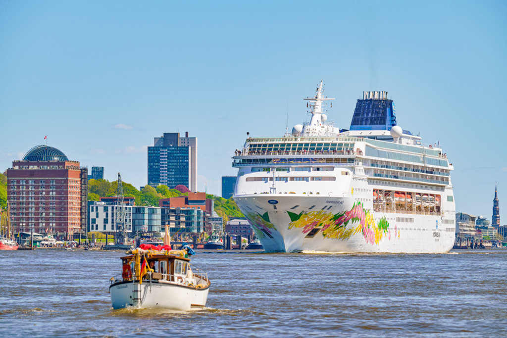 Norwegian Sky | Das 258 Meter lange Kreuzfahrtschiff Norwegian Sky bei der Ausfahrt aus dem Hafen in Hamburg. — Auflösung des Originals: 8085 x 5390 px. - Realisiert mit Pictrs.com