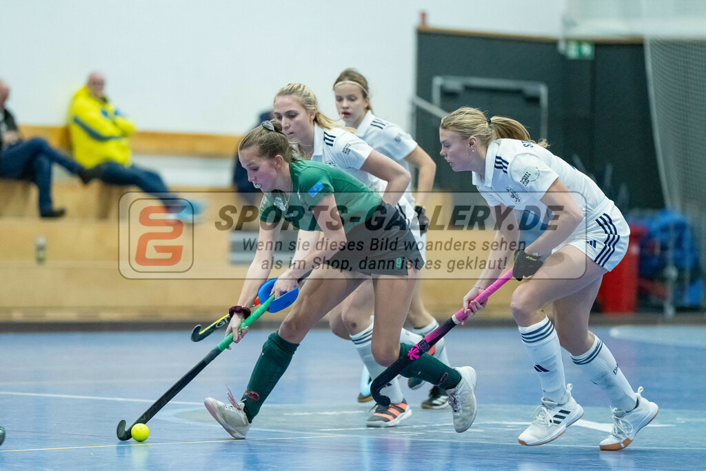 HK_20240113_107907 | 1. Bundesliga Damen Düsseldorfer HC - Club Raffelberg am 13.1.2024 DHC Halle, Düsseldorf , Sarah Gehring ( Club Raffelberg #9 ) , Laetitia Graf ( Düsseldorfer HC #55 ) , Lilly Stoffelsma ( Düsseldorfer HC #50 )