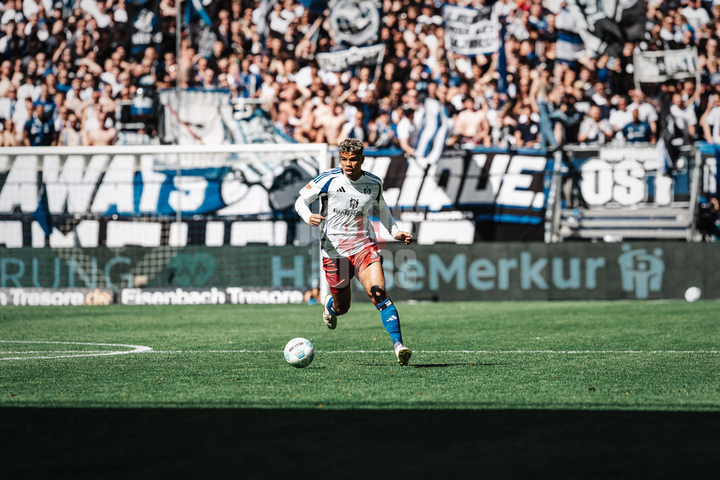 Fußball | Männer | Saison 2024/2025 | 2. Fußball-Bundesliga | 31. Spieltag | Hamburger SV vs. Karlsruher SC | 27.04.2025 | Ransford Königsdörffer (#11, HSV) am Ball