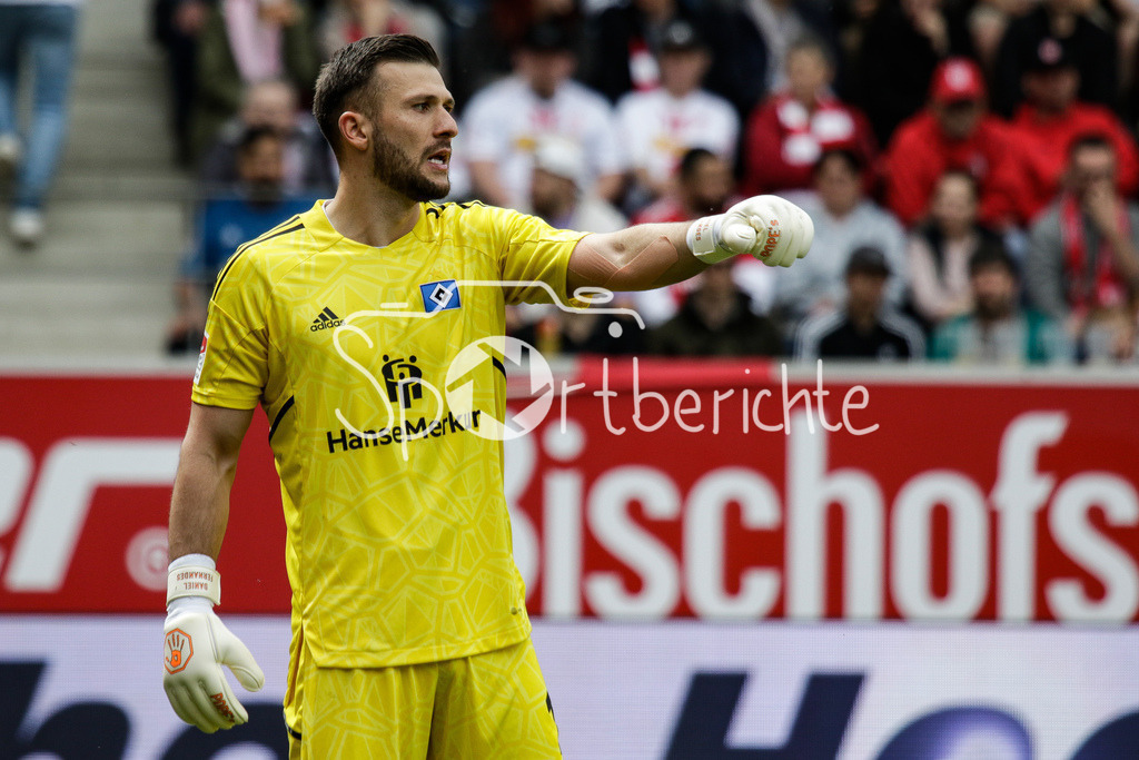 SSV Jahn Regensburg - Hamburger SV | HSV Keeper Daniel HEUER FERNANDES (HSV #1) in Aktion / Freisteller / Einzelfoto / Torhueter / Pope´s / DFL REGULATIONS PROHIBIT ANY USE OF PHOTOGRAPHS AS IMAGE SEQUENCES AND/OR QUASI-VIDEO