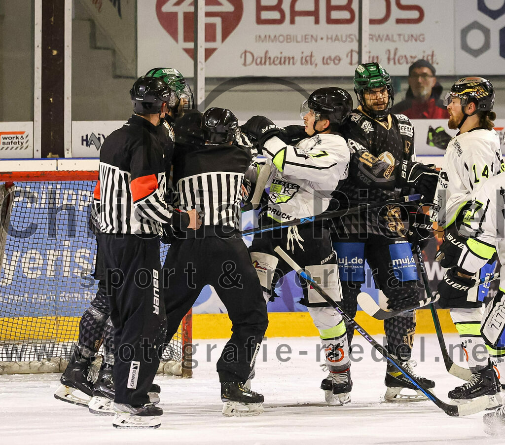 2024-03-01_058_TSV_Erding_gegen_ERSC_Amberg | Erding, Deutschland, 01.03.2024:
Eishockey, Bayernliga Playoffs 2023 / 2024, 5. Spieltag, TSV Erding gegen ERSC Amberg, Endergebnis: 9:0

Michael Trox (Erding Gladiators, #86), Lukas Klughardt (ERSC Amberg, #7), Daniel Krzizok (Erding Gladiators, #18), Felix Schwarz (ERSC Amberg, #14)

Foto: Christian Riedel / fotografie-riedel.net