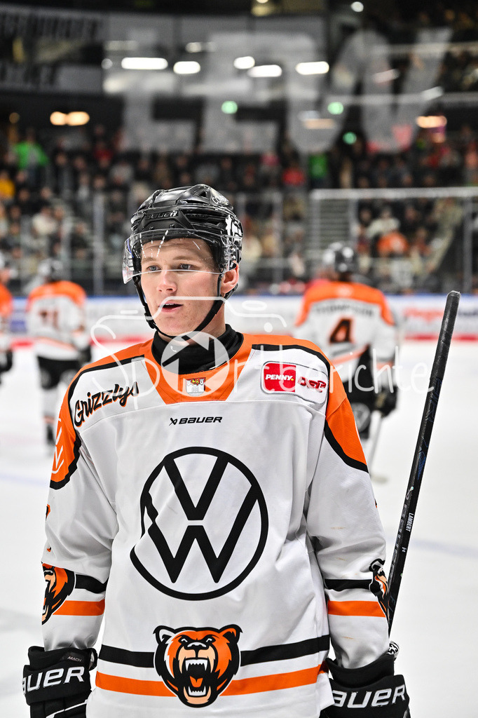 Augsburger Panther - Grizzlys Wolfsburg | AUGSBURG, GERMANY - 15. MARCH: im Bild Jimmy LAMBERT (Grizzlys Wolfsburg 7) / Einzelfoto / Freisteller während dem Match zwischen den Augsburger Panthern und den Grizzlys Wolfsburg am 52. Spieltag der Penny DEL im Curt Frenzel Stadion