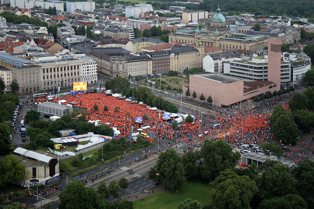 UEFA EURO 2024 in Leipzig - NIederländische Fans auf dem Wilhelm-Leuschner-Platz | Entdecke über 20 Kategorien Leipzig-Motive: Foto-Downloads, hochwertige Poster, Leinwand- & Fine-Art-Prints. Jetzt Lieblingsfoto im Bildlexikon Leipzig Shop bestellen!