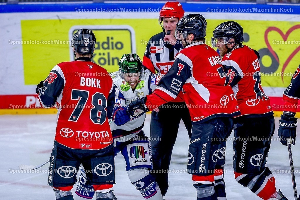 KEC15042601164 | 15.04.2026, Eishockey, DEL Halbfinale Play-Offs, Kölner Haie - Eisbären Berlin, Spiel 4, Lanxess-Arena Köln: Hangemenge Tummult zwischen Ty Ronning (Eisbären Berlin #09) Dominik Bokk (Kölner Haie #78) Oliwer Kaski (Kölner Haie #07) Frederik Storm (Kölner Haie #19) 
