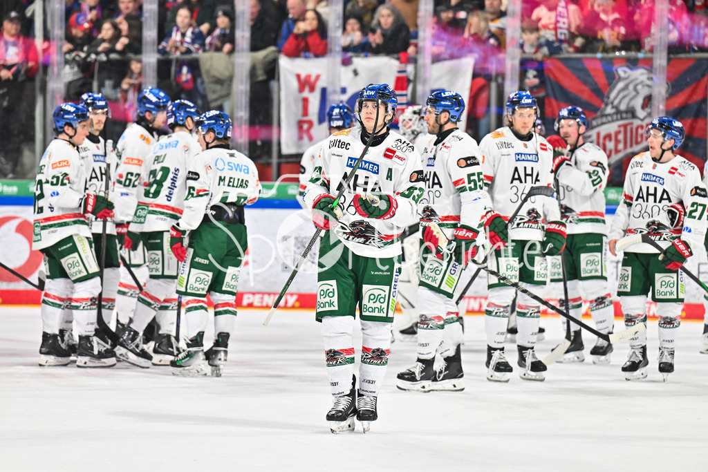 Nürnberg Ice Tigers - Augsburger Panther | NUREMBERG, GERMANY - 23. JANUARY: Hängende Köpfe bei den Spielern der Gäste nach dem Match zwischen den Nürnberg Ice Tigers und den Augsburger Panthern am 42. Spieltag der Penny DEL in der PSD Bank Nürnberg Arena