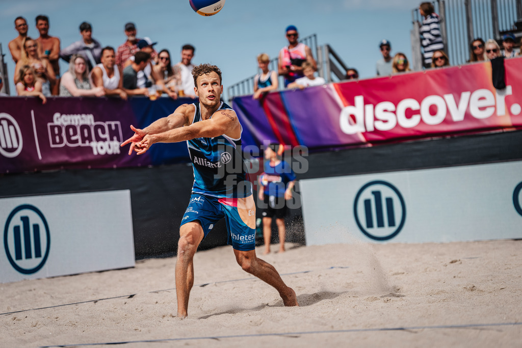 Beachvolleyball | Männer | Allianz German Beach Tour 2024 | Tourstop Kühlungsborn 2 | 17.08.2024 | Eric Stadie nimmt den Ball an