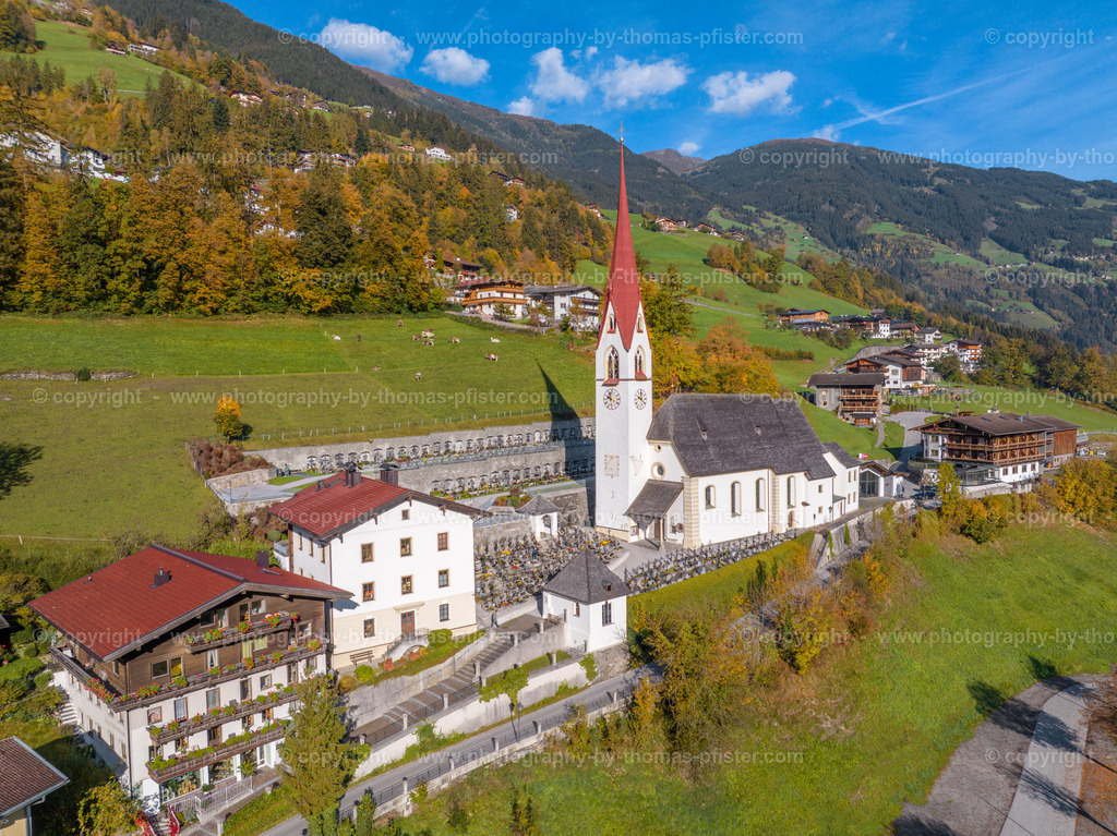 Hippach im Zillertal Kirche Herbst copyright  Thomas Pfister-2 | PHOTOGRAPHY BY THOMAS PFISTER