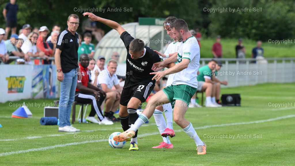 PSV Neumünster vs Heider SV | Jesper Tiedemann (PSV #11) &amp; Fyn Claasen (PSV #23) / Jonah Gieseler (Heide #27) - Fußball-Oberliga Männer 2024/2025 / PSV Neumünster vs Heider SV / PSV Stadion Platz A / Neumünster / 17.08.24 - Realisiert mit Pictrs.com
