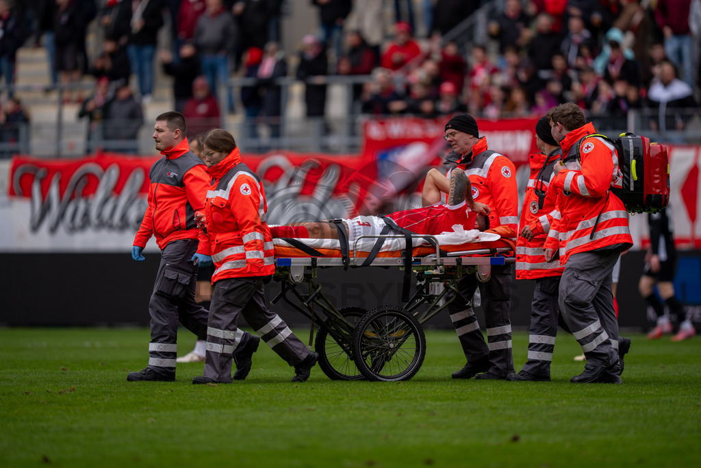 Kickers Offenbach vs. SG Sonnenhof Grossaspach, Fussball, Regionalliga Suedwest, 24. Spieltag, 14.03.2026 | Maximilian Rossmann (Kickers Offenbach, #03) liegt verletzt auf der Trage und wird abtransportiert,Kickers Offenbach vs. SG Sonnenhof Grossaspach, Fussball, Regionalliga Suedwest, 24. Spieltag, 14.03.2026Foto: photosbyphips/Philip Ziegler