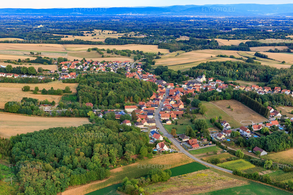 Vue aérienne: Vue du village depuis le nord-ouest à Neewiller-près-Lauterbourg dans le département Bas Rhin, France – .Photo: IMG_134040.jpg prise le 21/08/2022 par Werner Riehm/FLY-FOTO.eu – Résolution de l'original: 5472 x 3648 px