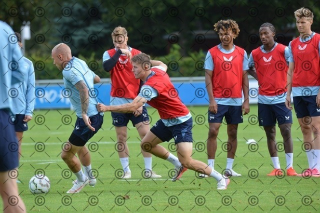 RGE_0101 | Hertha BSC, 2.Bundesliga, Herren, Fußball, Training auf dem Schenckendorffplatz, Dienstag 18.08. 2026, Saison 2026/27,  im Bild  li.  Jon Dabur Thorsteinsson ( Hertha BSC ), Gustav Christensen ( Hertha BSC ),  Fotograf: Ralf Gebhardt - Realisiert mit Pictrs.com