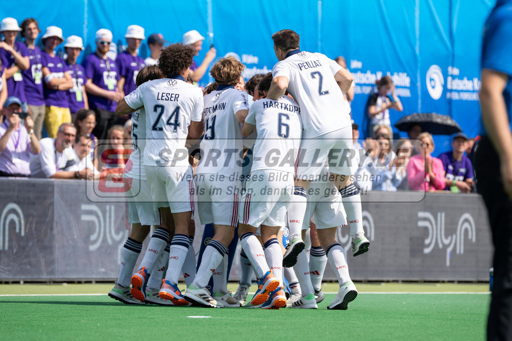 Final4_20240519-1551-0094 | Bonn, Deutschland, 19.05.2024: Adrian Rafi (Mannheimer HC), Andreas Rafi (Mannheimer HC), Jan-Philipp Fischer (Mannheimer HC), Moritz Himmler (Mannheimer HC), Raphael Hartkopf (Mannheimer HC), Lenn Hoffmann (Mannheimer HC), Marius Leser (Mannheimer HC) in Aktion waehrend des Spiels der Deutsche Feldhockey-Meisterschaften 2024 zwischen Final 4 Herren Finale Mannheimer HC - Hamburger Polo Club im Bonner THV am 19.05.2024 in Bonn, Deutschland. (Foto von Stephan Fehrmann)

Bonn, Germany, 19.05.2024: Adrian Rafi (Mannheimer HC), Andreas Rafi (Mannheimer HC), Jan-Philipp Fischer (Mannheimer HC), Moritz Himmler (Mannheimer HC), Raphael Hartkopf (Mannheimer HC), Lenn Hoffmann (Mannheimer HC), Marius Leser (Mannheimer HC) in action during the game of Deutsche Feldhockey-Meisterschaften 2024 between Final 4 Herren Finale Mannheimer HC - Hamburger Polo Club in Bonner THV at 19.05.2024 in Bonn, Deutschland. (Foto from Stephan Fehrmann)