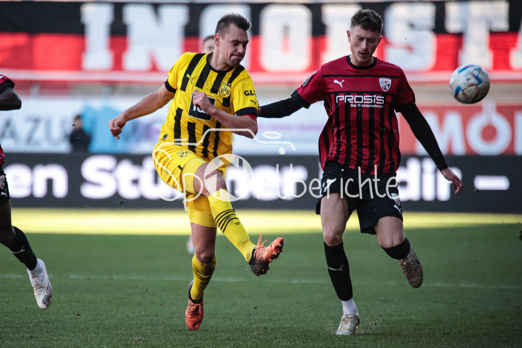 FC Ingolstadt - Borussia Dortmund Amateure | Franz PFANNE (BVB #23) klaert vor Calvin Marc Brackelmann (FCI #17) / DFL REGULATIONS PROHIBIT ANY USE OF PHOTOGRAPHS AS IMAGE SEQUENCES AND/OR QUASI-VIDEO