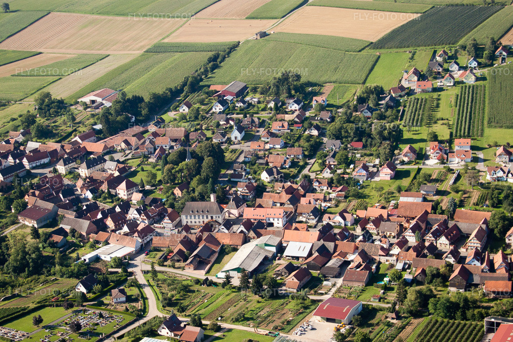 Aerial view: View of the town in Oberhoffen-lès-Wissembourg in the state Bas-Rhin, France.Photo: IMG_31110.jpg taken on 08/07/2010 by Werner Riehm/FLY-FOTO.comResolution of the original: 4146 x 2764 px