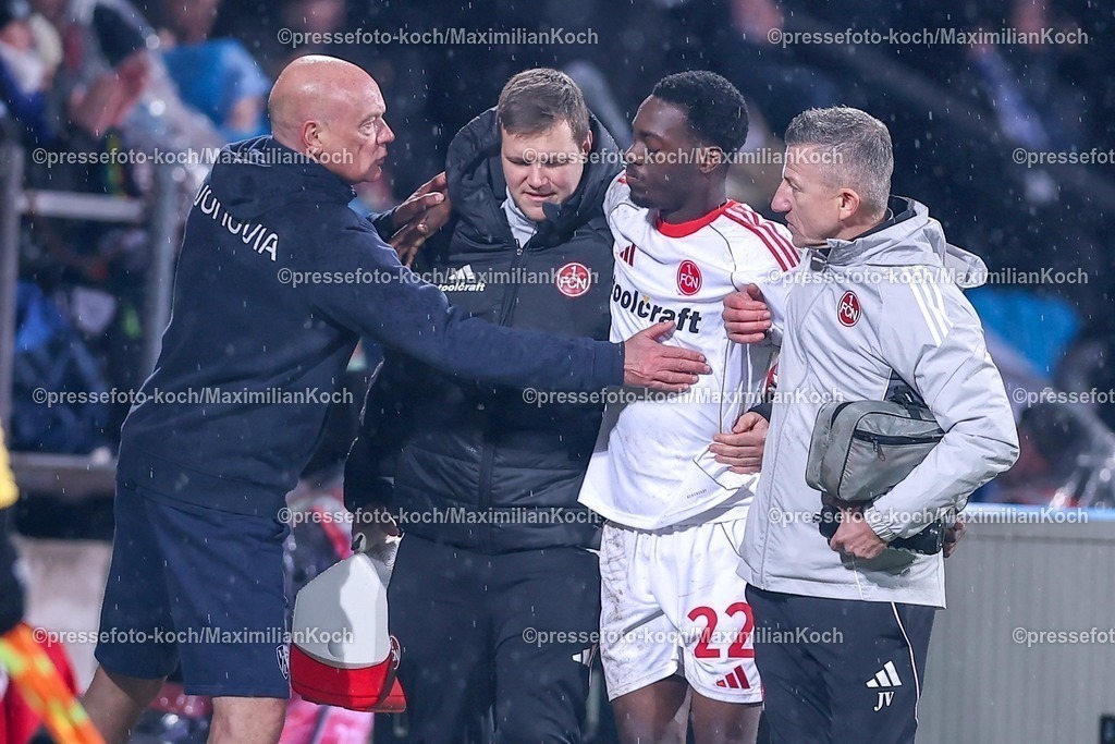 BOC20022601080 | 20.02.2026, Fußball, VfL Bochum - 1. FC Nürnberg, 2. Fußball Bundesliga, 23. Spieltag, Vonovia Ruhrstadion, Saison 2025 2026: Cheftrainer Uwe Rösler (VfL Bochum #hc) tröstend neben Rabby Nzingoula (1FC Nuernberg #22) der muss verletzt vom Spielfeld begleitet werden Verletzung  DFB regulations prohibit any use of photographs as image sequences and or quasi-video.