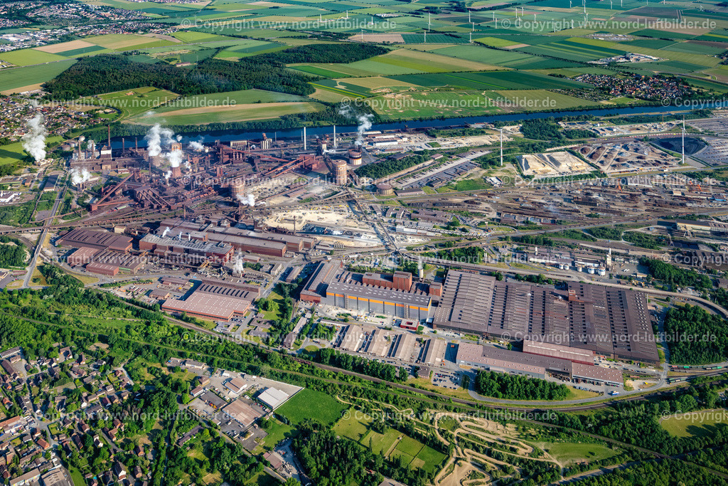 Salzgitter_Stahlwerk_ELS_4090050623 | SALZGITTER 05.06.2023 Blick auf die rauchenden Schlote auf den Industriegebiet des Stahlwerkes der Salzgitter AG in Salzgitter im Bundesland Niedersachsen. Weiterführende Informationen bei: Salzgitter Aktiengesellschaft. // Industrial area of the steel mill of Salzgitter AG in Salzgitter in Lower Saxony. Further information at: Salzgitter Aktiengesellschaft. Foto: Martin Elsen