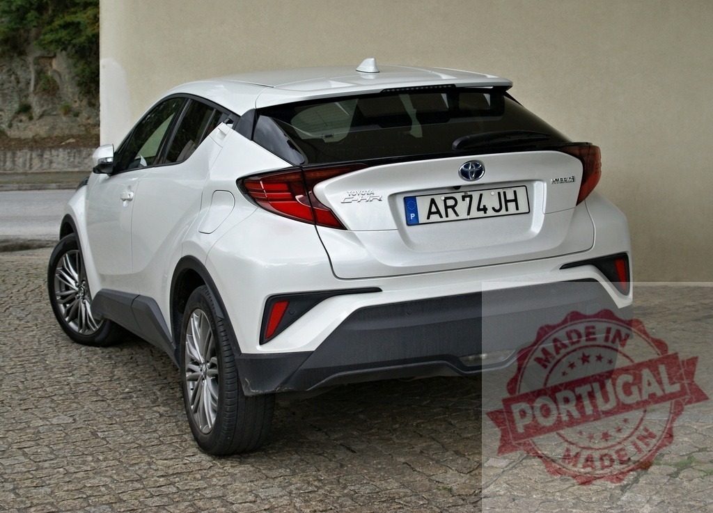 Toyota C-HR white crossover hybrid car parked | Toyota C-HR white hybrid crossover parked on a cobbled street, showing its rear view - Realisiert mit Pictrs.com